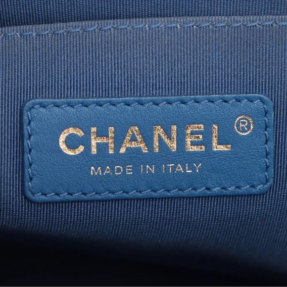 CHANEL BOY Chain Quilted Shoulder Bag Medium - Picture 9 of 10